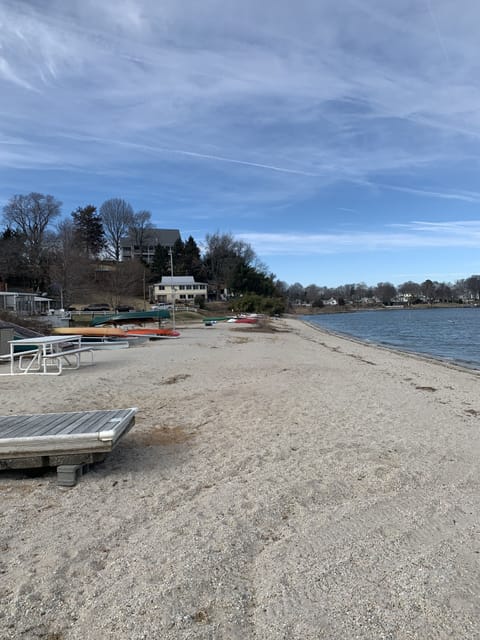 Beach nearby, sun loungers, beach towels