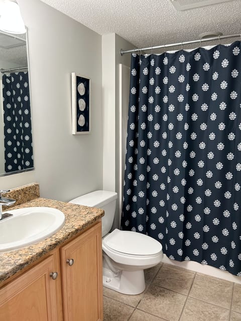 Hallway bathroom with bathtub/shower combo