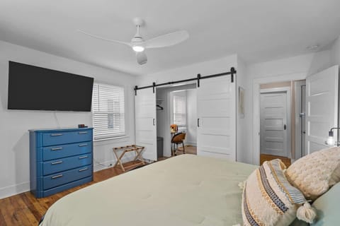 4 bedrooms, desk, WiFi, bed sheets
