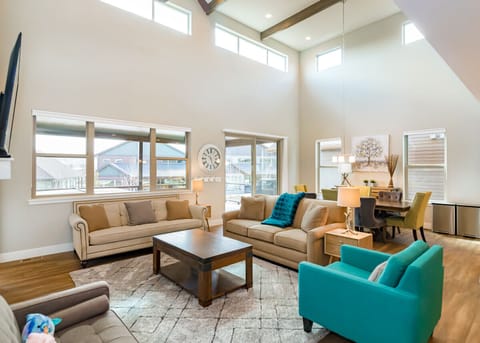 Open floorplan, with ample seating