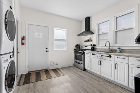 Your inner chef will love this picturesque kitchen w/ plenty of natural light 🍳