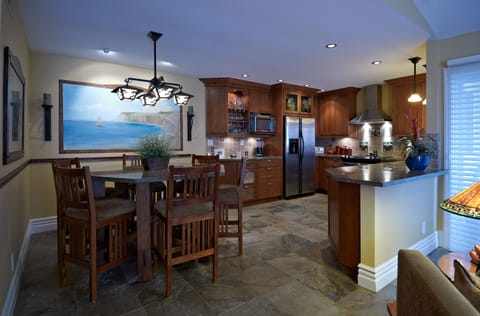 Kitchen/Dining areas