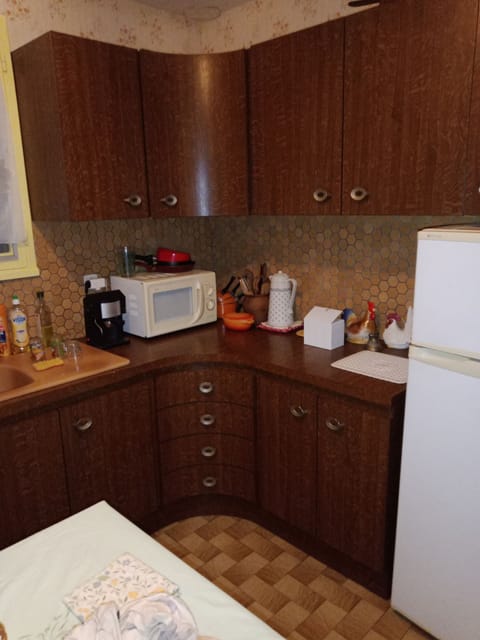 Microwave, coffee/tea maker, cookware/dishes/utensils