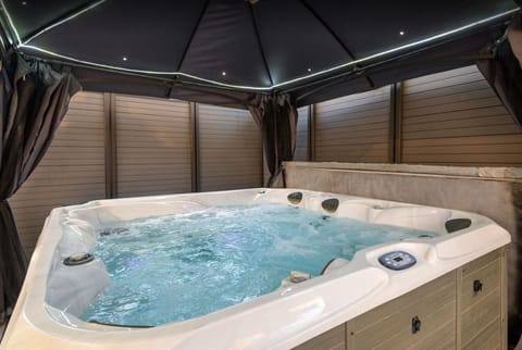 Indoor spa tub