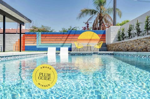 Sun-Kissed Amazing Heated Pool + Spa with rainbow mural!