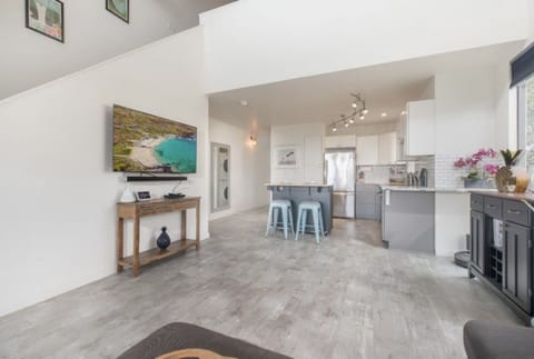 Newly renovated, ocean view, steps from downtown Apartment in Holualoa