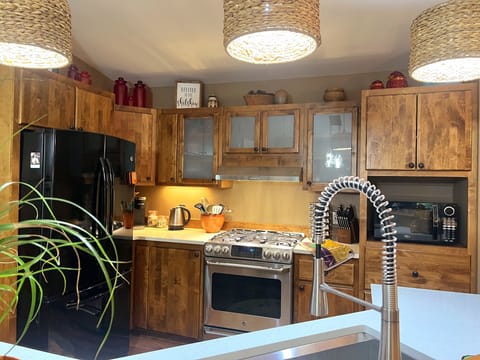 Full kitchen with gas stove/oven, fridge/freezer, microwave, dishwasher