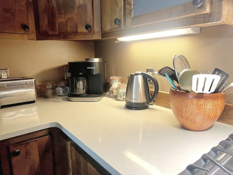 Coffee pot provided with starter coffee and filters