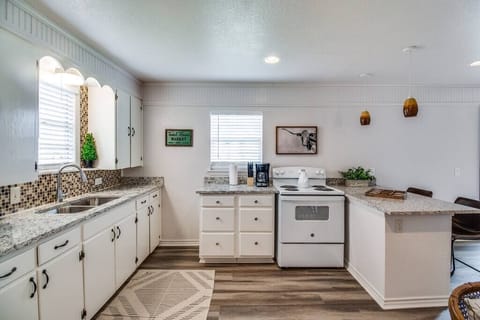 Fridge, oven, stovetop, coffee/tea maker