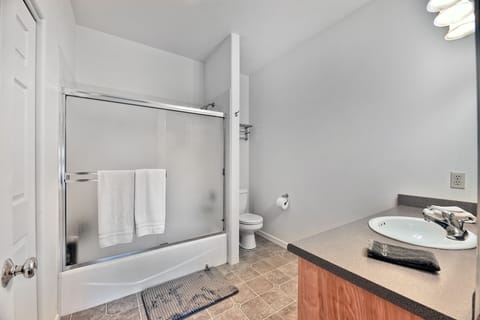 Combined shower/tub, hair dryer, towels