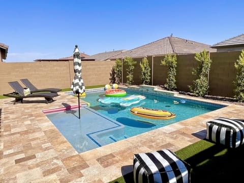 Fenced yard- Play-pool w/ HUGE Baja step/ water toys/ pool umbrellas/ waterfall