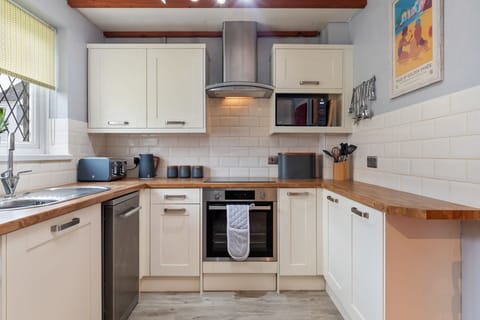 Cartwrights Cottage - Cosy Cottage, - Swimming Pool, Table Tennis, Mini Golf, Tennis Court, Play Park