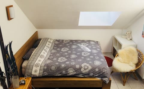 1 bedroom, cribs/infant beds, travel crib