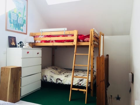 1 bedroom, cribs/infant beds, travel crib