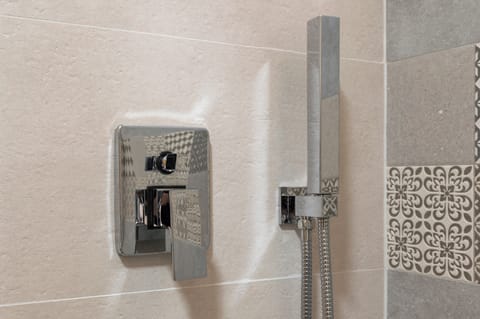 Combined shower/tub, eco-friendly toiletries, hair dryer, towels