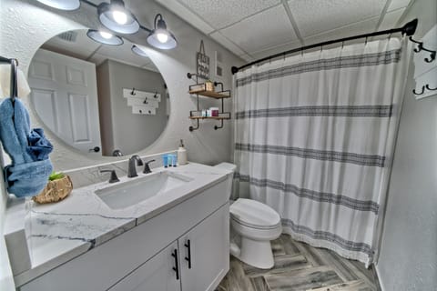 Combined shower/tub, hair dryer, towels