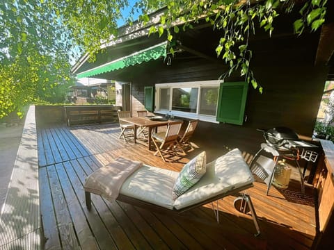 Grosse Terrasse mit Weber BBQ, Esstisch und Sonnenliege