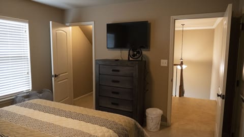 3 bedrooms, in-room safe, desk, WiFi