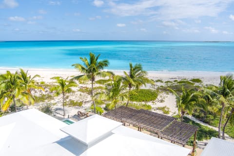 Beach nearby, sun loungers, beach towels