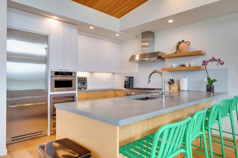 Full kitchen with 5- seats at counter bar.