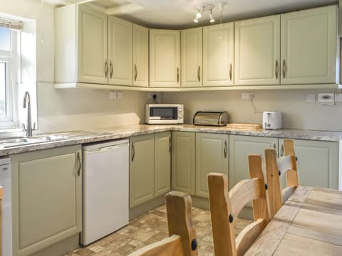 Kitchen/diner | Tyn Y Maen, Llanddeiniolen, near Bangor