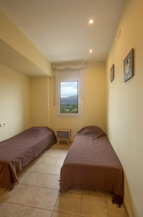 4 bedrooms, in-room safe, iron/ironing board, free WiFi