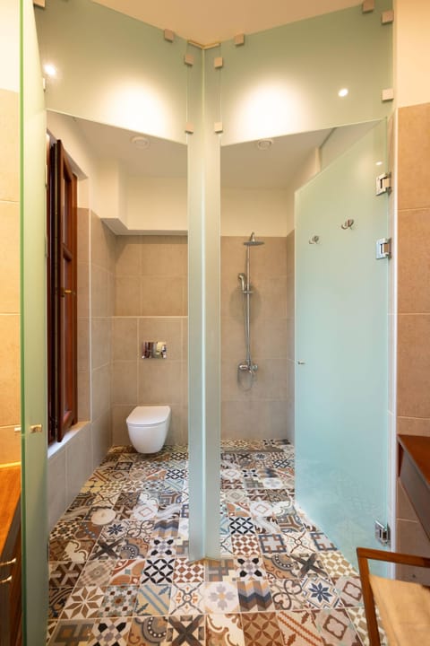 Combined shower/tub, eco-friendly toiletries, hair dryer, bidet