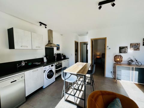 view of fitted kitchen and dining table