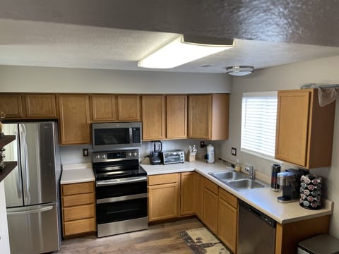 Private kitchen | Fridge, microwave, oven, stovetop