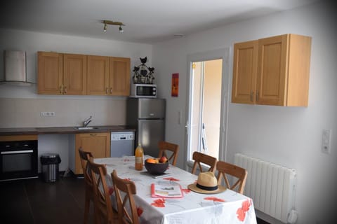 cuisine gîte Cerisiers ombre bleue du figuier gîtes et chambres d'hôtes avec piscine ardèche