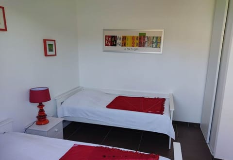 chambre enfants gîtes Cerisiers ombre bleue du figuier gîtes et chambres d'hôtes avec piscine ardèche