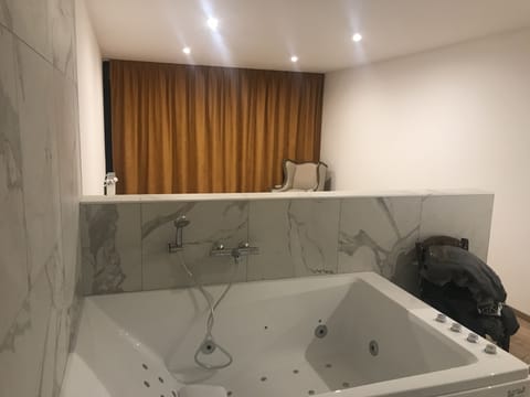 Bathtub, jetted tub