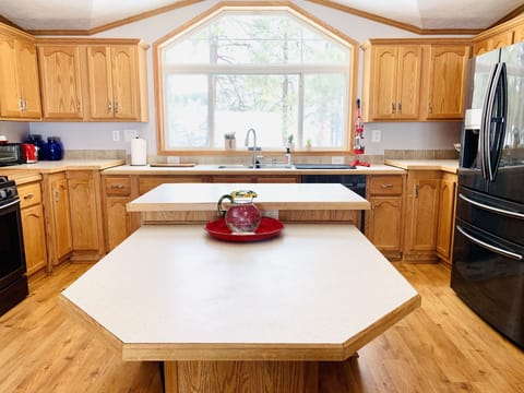 Spacious, fully furnished kitchen