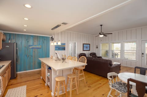 Seating for 8 at the island and 3 at the breakfast nook--room for everyone!
