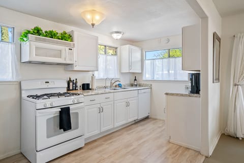 Easy-to-Use Full Kitchen