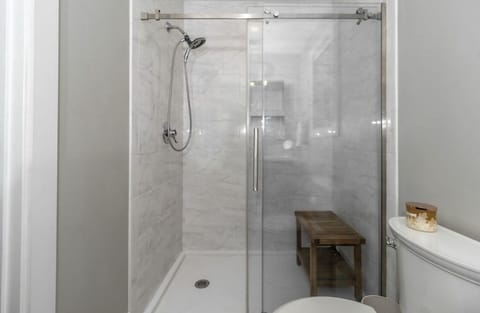 Combined shower/tub