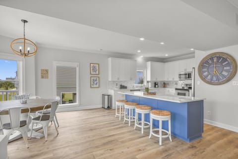 Large island with seating for four.