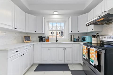 Private kitchen | Fridge, microwave, oven, stovetop