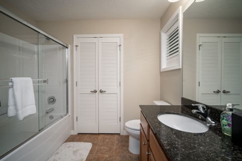 Combined shower/tub, hair dryer, towels