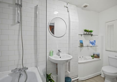 Combined shower/tub, hair dryer, towels