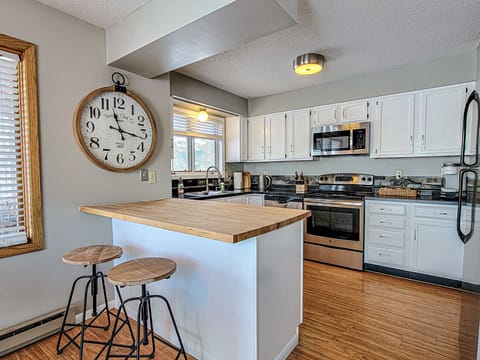 Private kitchen | Fridge, microwave, oven, stovetop