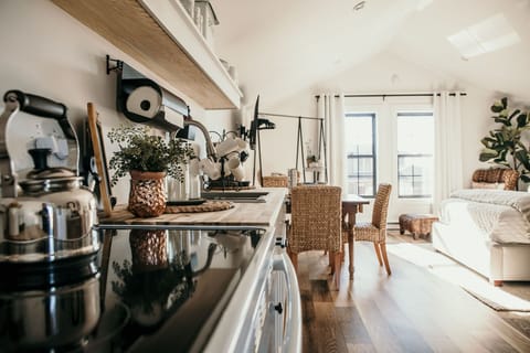 Fridge, oven, stovetop, coffee/tea maker