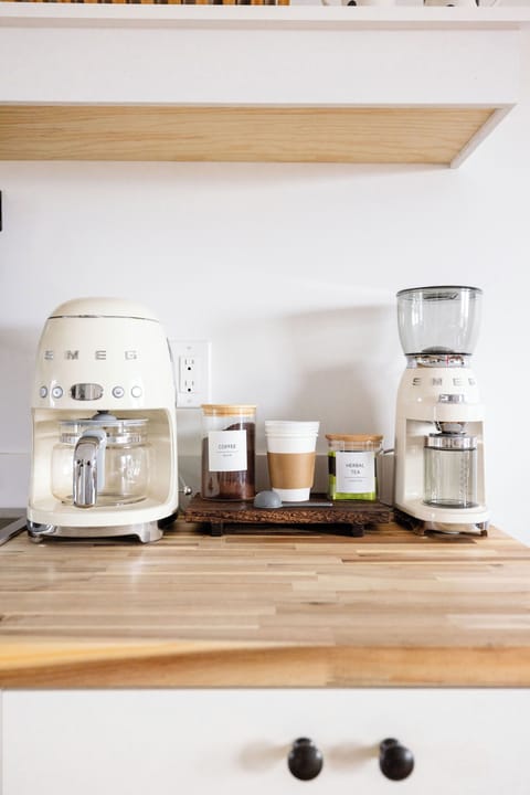 Fridge, oven, stovetop, coffee/tea maker