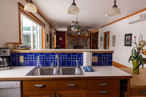 Enjoy A Luxury Oceanfront Retreat with your family and friends Haus in Sitka