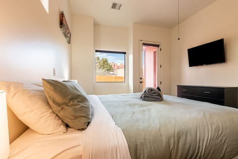 2 bedrooms, travel crib, internet, bed sheets