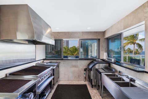 Roof Top Grill Room w/ Commercial Grade Ice Machine & Beverage Fridge