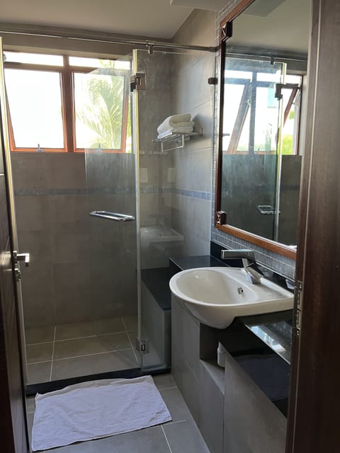 Combined shower/tub