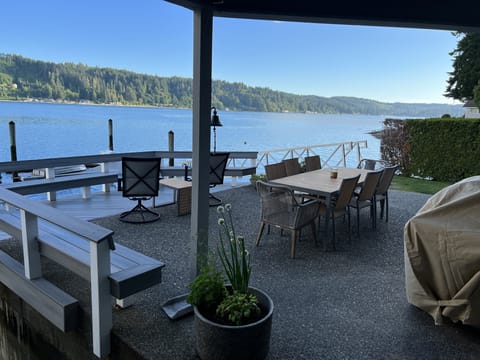 Great outdoor space to enjoy -BBQing, playing darts, picking shells on the beach