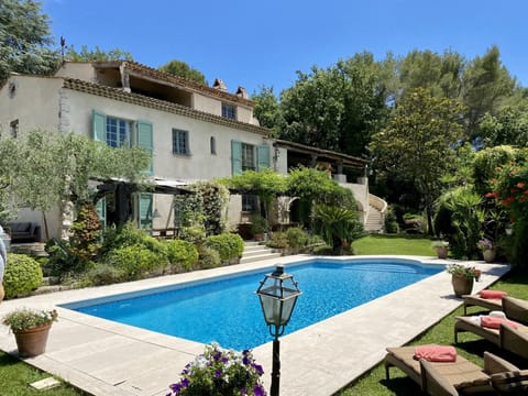 This gorgeous villa close to Valbonne sleeps 14 guests comfortably