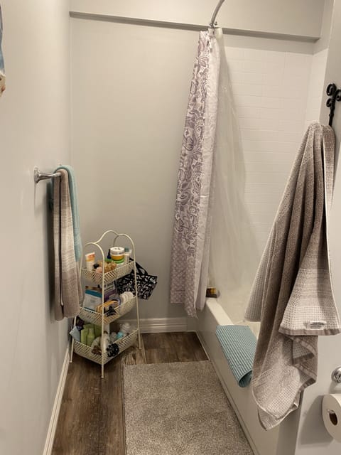 Combined shower/tub, towels